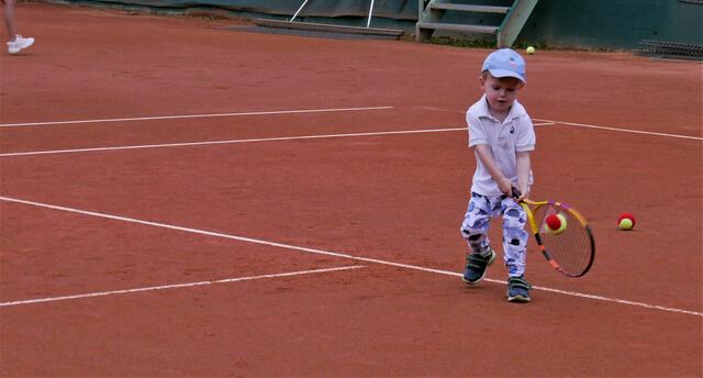 Mit Begeisterung schwangen schon die Jüngsten den Tennisschläger. | Foto: privat
