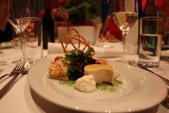 Das Catering Schwarz zauberte in einem mehrgängigen Menü Gaumenfreuden. | Foto: Siegele