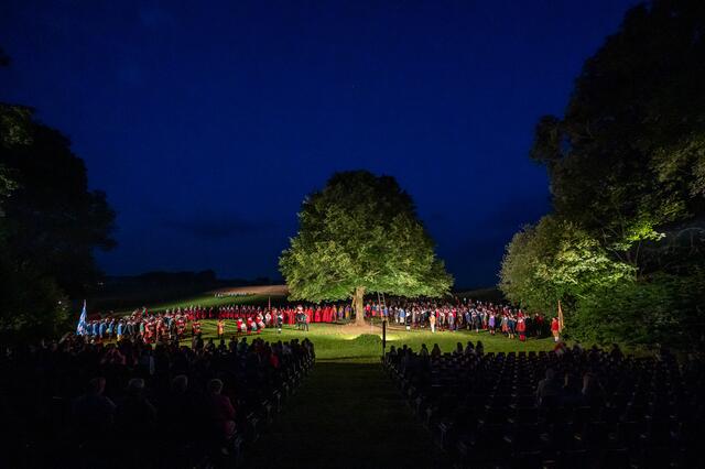 Die Kulisse ist beeindruckend: Auf der Freilichtbühne stehen bei manchen Szenen bis zu 500 Laienschauspieler. Neue Sitze machen das Zuschauen heuer besonders bequem. | Foto: Albert Moser