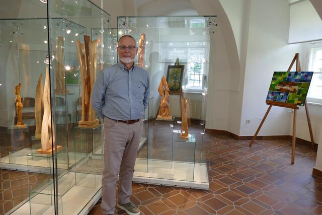 Josef Grunwald mit einigen seiner Holzskulpturen im Ausstellungsraum des Stiftes Vorau 