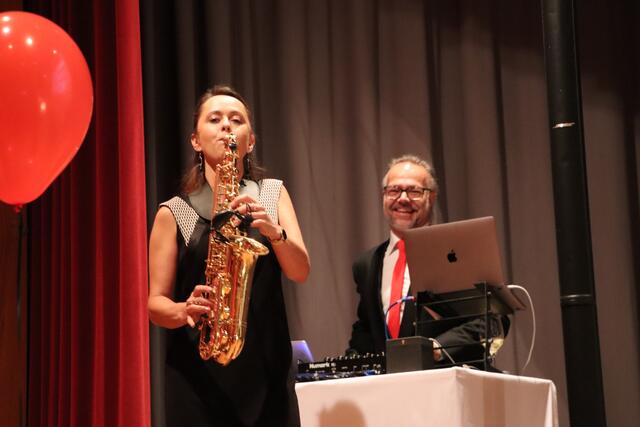 Musikalische Umrahmung durch Susan P. und DJ Freddy. | Foto: Siegele