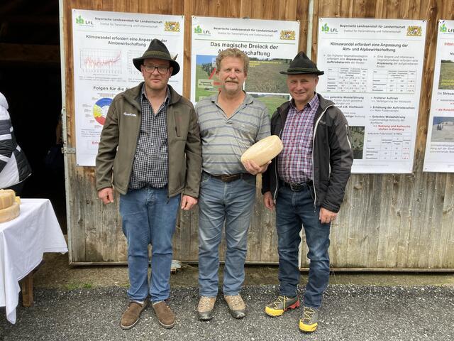 10. Terra-Raetica-Almbegegnung im Kaunertal: Christopher Walzthöni, Senner von der Gepatschalm (li.) und Bezirksbauernobmann Elmar Monz bedanken sich mit einem Almkäse beim Referenten Sigi Steinberger (mi.) | Foto: Peter Frank
