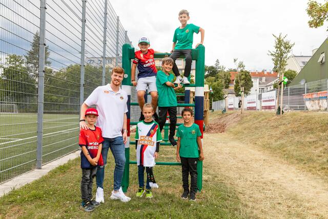 Für die jüngsten Rapid-Fans gibt es nun einen Kinderspielplatz beim Allianz Stadion. Im Bild: Ferdy Druijf (Rapid-Stürmer) und junge Rapid-Fans.  | Foto:  SK Rapid/Chaluk