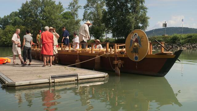 Auf seiner viermonatigen Reise entlang der Donau macht das Römerschiff mehrmals halt, sodass interessierte es besichtigen können. | Foto: Maximilian Spitzauer