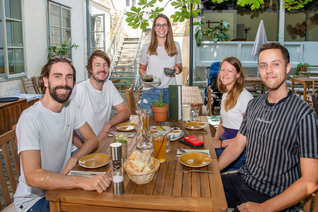 "Schau aufs Land"-Gründungsteam Leonard Röser, Christian und Karin Gruber-Steffner beim Business-Lunch mit "MeinBezirk.at"-Redakteur Marco Steurer. | Foto: Brand Images