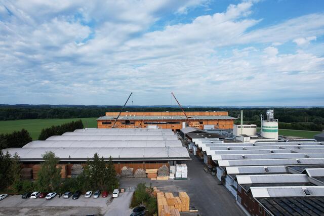 Die Firma Binderholz mit dem neuen Werk II, das sich gerade im Bau befindet. | Foto: Binderholz