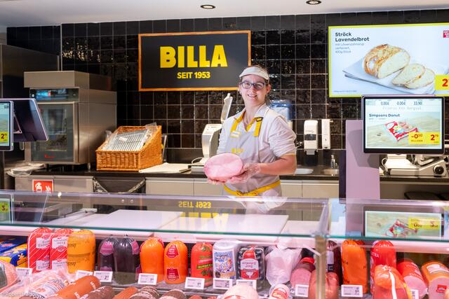 Die Mitarbeiter der Feinkostabteilung stehen den Kunden beratend zur Seite. | Foto: BILLA / Harson