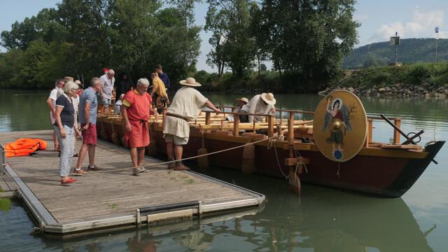 Auf seiner viermonatigen Reise entlang der Donau macht das Römerschiff mehrmals halt, sodass interessierte es besichtigen können. | Foto: Maximilian Spitzauer