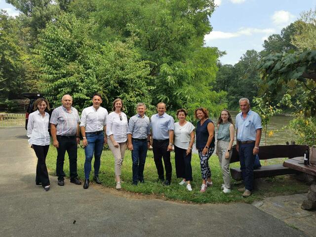 Die beiden Landesrätinnen Barbara Eibinger-Miedl (4.v.l.) und Ursula Lackner (4.v.r.) kamen zum Arbeitsgespräch an die Mur. | Foto: Regionalmanagement Südoststeiermark