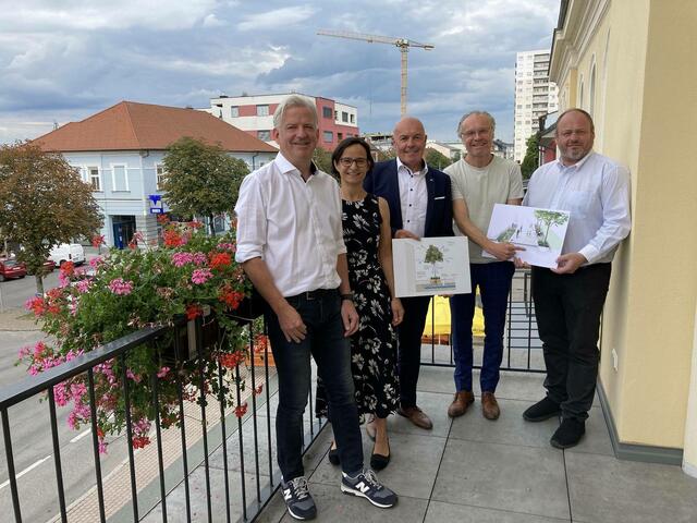 Siegerprojekt für Stadtpromenade präsentiert: Roman Michalek, Karin Graf, Bürgermeister Georg Rosner, Oliver Gachowetz und Amtsleiter Roland Poiger | Foto: Stadtgemeinde Oberwart