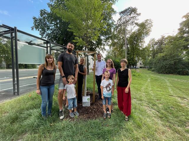 Stv. Leiterin Stadtgartenamt, Kerstin Hintenberger, Manuel Seilnberger mit den Neffen Rene und Matthias, Siegrun Karner (Initiative Klimabaum)
SPÖ-STR Werner Stöberl, Eva Seilnberger, Baumpatin Irene Seilnberger 
 | Foto: Necker
