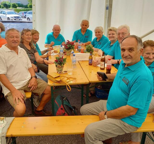 Eine gesellige Runde: Mathias und Monika Kuzmits, Lisi und Helmut Lang, Obmann Franz Schweiger und Cilli, Sieglinde Ohr, Felix Meszarich sowie Franz und Lujza Fleischhacker | Foto: Sieglinde Ohr