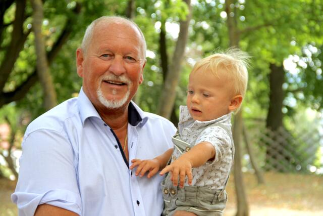 Bürgermeister Horst Gangl mit seinem ersten Enkerl Tobias. | Foto: Friedrich Doppelmair