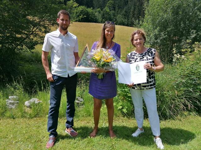 Gemeinsam mit dem Bürgermeister von Wald am Schoberpaß Marc Landl verlieh Landesrätin Ursula Lackner Gudrun Schwarz (Mitte) das "Prädikat Naturwiese" für ihren besonders wichtigen Beitrag zum Natur- und Artenschutz.  | Foto: Land Stmk/Purgstaller