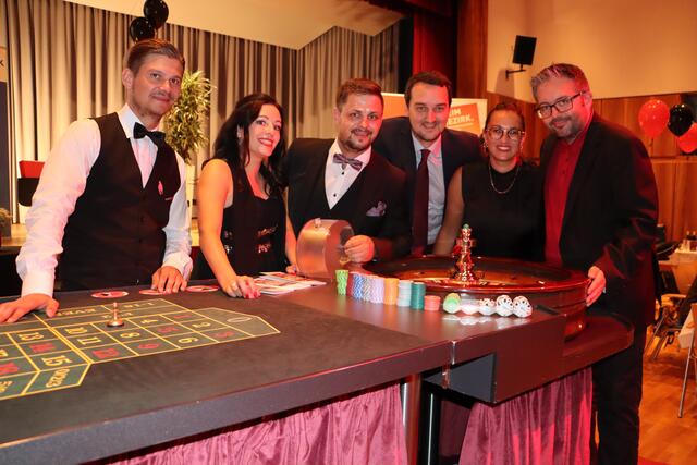 Die Junge Wirtschaft lud zum ersten Sommercocktail seit zwei Jahren: Christoph Mallaun, Simone Hangl, David Lercher, Patrick Schwarz und Tanja Posch (v.re.). | Foto: Siegele