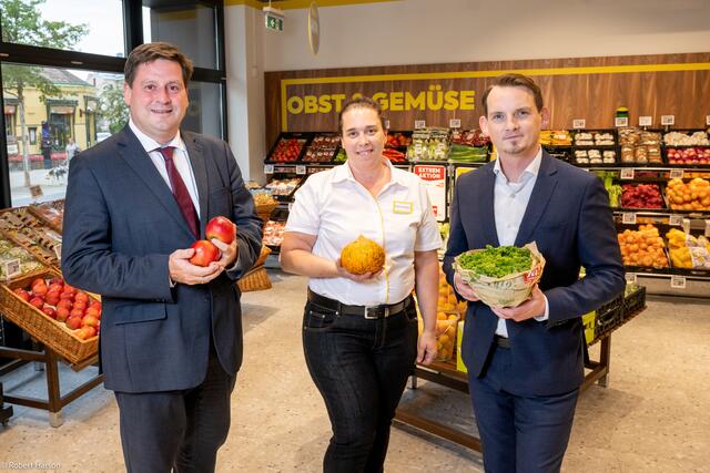 Stefan Szirucsek (Bürgermeister Baden), Angelika Jakl (BILLA Marktmanagerin) und Stefan Weinlich (BILLA Vertriebsdirektor) in der Obst- und Gemüseabteilung am neuen Standort. | Foto: BILLA / Harson