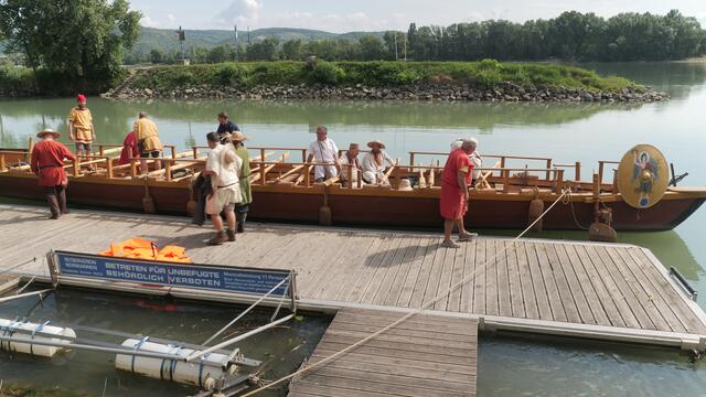 Gerudert wird das Römerschiff von 20 bis 25 – teils verkleideten – Personen, die sich alle 14 Tage abwechseln. | Foto: Maximilian Spitzauer