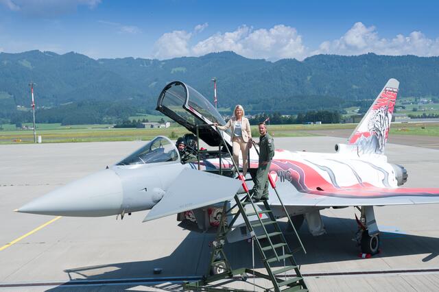 Ministerin Klaudia Tanner mit Eurofighter und Pilot bei der Projektvorstellung in Zeltweg. | Foto: HBF/Pusch
