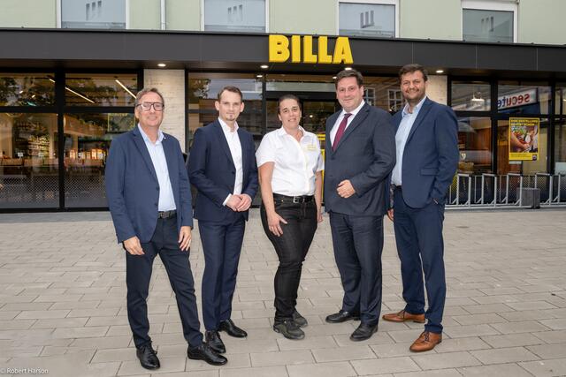 Andreas Doleschal (BILLA Vertriebsmanager), Stefan Weinlich (BILLA Vertriebsdirektor), Angelika Jakl (BILLA Marktmanagerin), Stefan Szirucsek (Bürgermeister Baden) und Goran Savic (BILLA Vertriebsleiter) freuen sich über die Neueröffnung in Baden. | Foto: BILLA / Harson