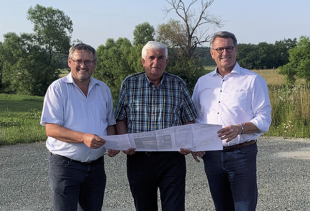 Reihenhäuser für Oberloisdorf: Vizebürgermeister Rudolf Bauer, Bürgermeister Manfred Jestl und OSG-Obmann Alfred Kollar stellen die Baudetails vor.  | Foto: OSG
