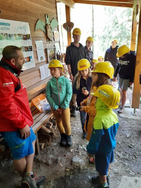 Höhlenführer Patrick Pils mit den Gaminger Kindern | Foto: Marktgemeinde Gaming