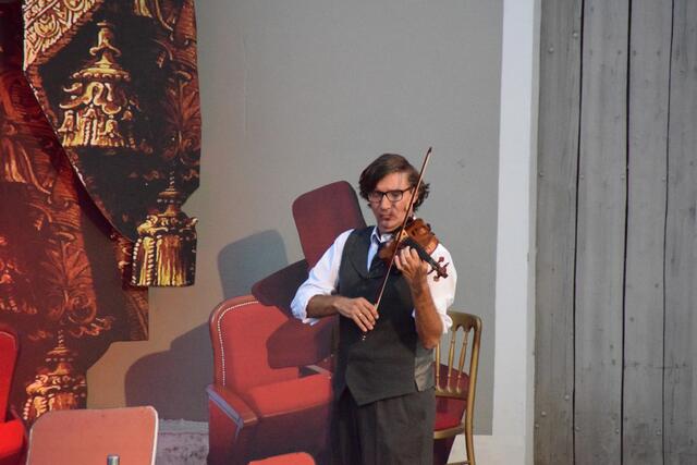 Virtuose Piotr Plawner tritt als Fritz Kreisler in einzelnen Szenen in Erscheinung und untermalt diese mit seinem einzigartigen Geigenspiel.  | Foto: Elisabeth Kloiber