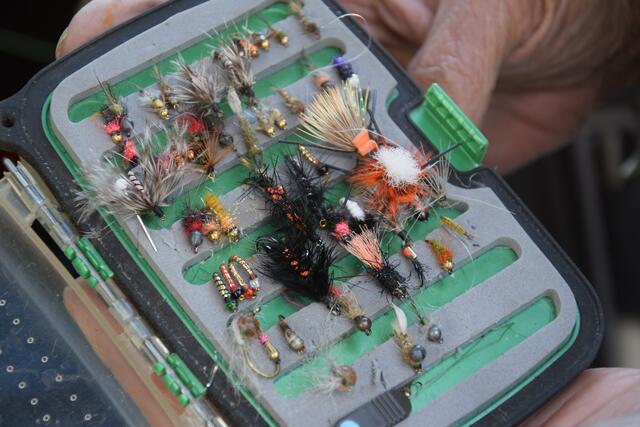 Hier dreht sich alles um die Fliege – in kunstvoller Handarbeit hergestellt imitieren sie Insekten und deren Larven.  | Foto: MeinBezirk.at