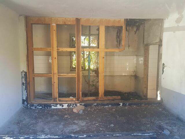 Das Tiefkühlhaus in Steinberg ist dem Verfall preis gegeben. Holzrahmen erinnern an die 30 Tiefkühlfächer, in denen Fleisch und Gemüse einst gefroren haltbar gemacht wurden.  | Foto: Eberhard