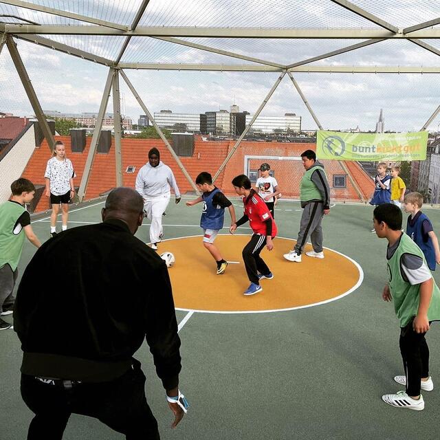 Mit Fußball Menschen verbinden – das ist der Gedanke hinter Buntkicktgut. | Foto: facebook.com/buntkicktgut