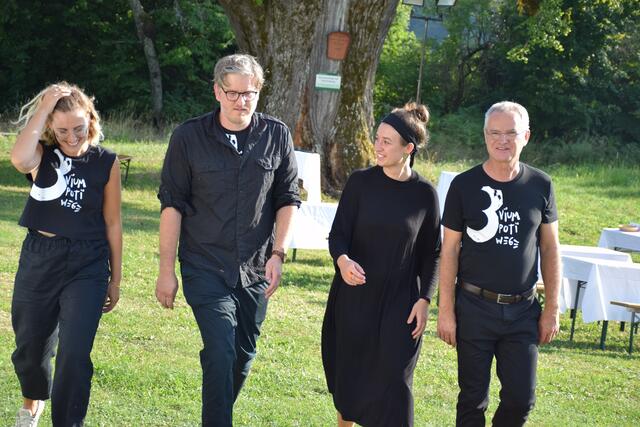 Sara Gregorič, Dominik Srienc, Mira Gregorič und Janez Gregorič gestalten das "Trivium" mit ihren Künsten mit. | Foto: Lidija Gregorič