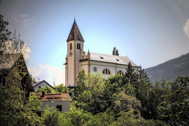 Die Pfarrkirche in Grins mit dem in der Fassade eingebaute Turm.  | Foto: Ronald Seidlböck