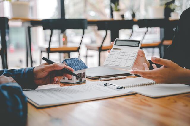 Haben Sie alle Unterlagen bei der Hand? Das ist neben dem marktkonformen Preis wohl der wesentlichste Faktor beim Immobilienverkauf. | Foto: Adobestock.com/Danielanee7@gmail.com