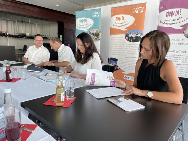 Im Kunsthaus Weiz kann man bis 14. August die siegreichen Projekte des "Trau-Di Kinderrechtepreis" auf Rollups nachlesen. | Foto: RegionalMedien Steiermark/Hofmüller