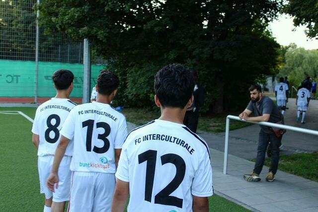 Regelmäßige Camps und Matches gehören bei der interkulturellen Initiative zum Programm. | Foto: facebook.com/buntkicktgut