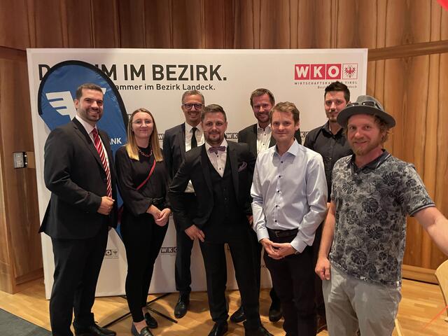 JW-Landesvorsitzender Dominik Jenewein, Marina Ulrich (LAbg), Volksbank Regionaldirektor Christoph Gasser, JW-Bezirksvorsitzender Patrick Schwarz, Christian Winkler (Volksbank), Gabriel Winkler (Juwelier Winkler), Daniel Dangl (Laserdesign), Thomas Steindl (FreiRaum 2.1). (v.li.) | Foto: WK Landeck