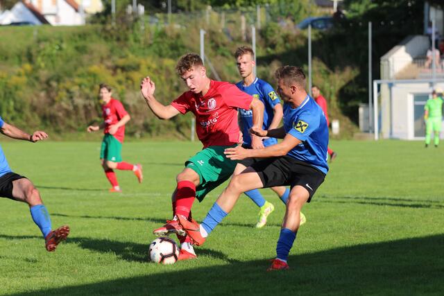 Dionysens Kicker (rot-grün) sind bereit: Top fünf sind das Ziel. | Foto: Reischl