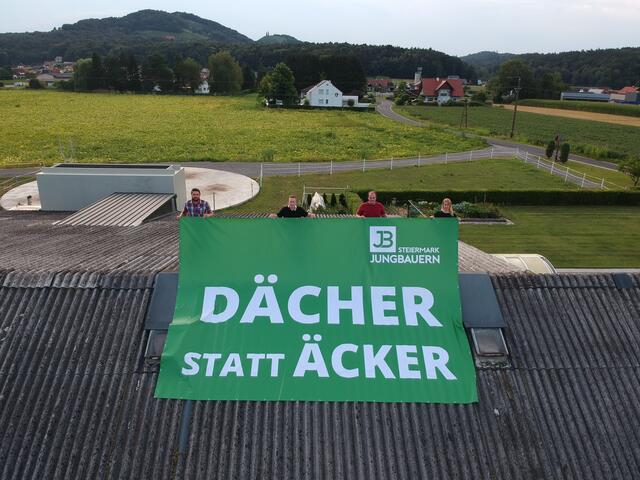 Die steirische Jungbauern sind gegen Photovoltaik am Acker und schlagen stattdessen vor, die Paneele aufs Dach zu bringen. | Foto: Steirische Jungbauern