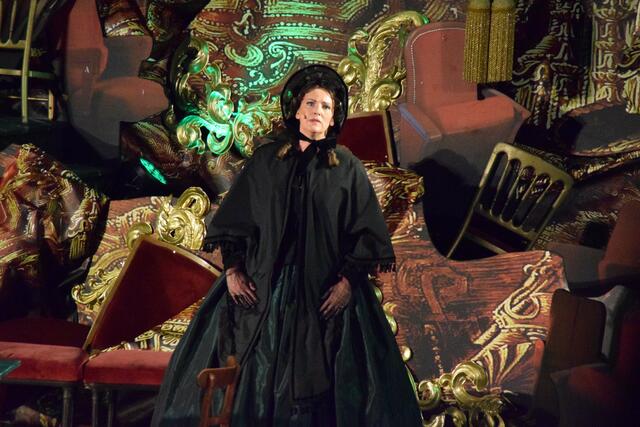 Annette Kuhn schlüpft in die Rolle von Sissy's Mutter Ludovika genannt Luise.  | Foto: Elisabeth Kloiber