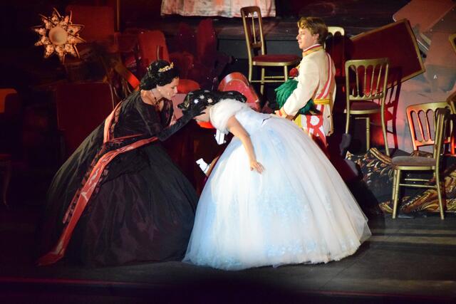 Das Kaiserpaar "Sissy" (Valerie Luksch) und Franz Joseph (Phillipp Laabmayr) mit Erzherzogin Sophie  (Isabel Weicken).  | Foto: Elisabeth Kloiber