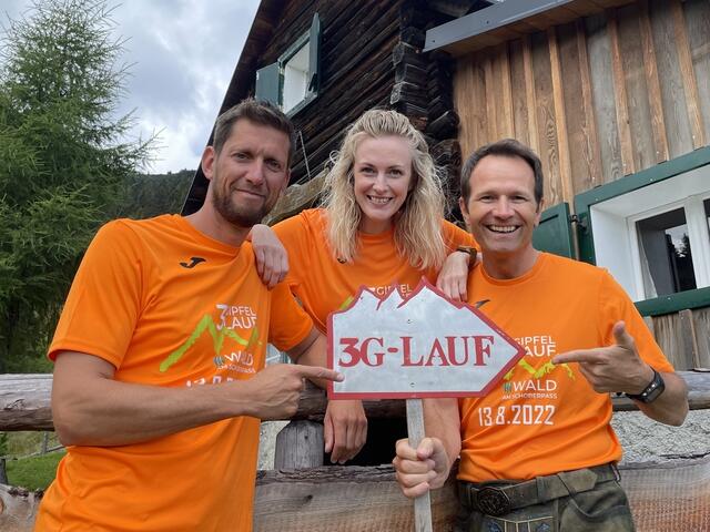 Alexander Rüdiger (r) mit Veranstalter Bürgermeister Marc Landl und der Läuferin Petra Reichel | Foto: Tanja Lämmerer