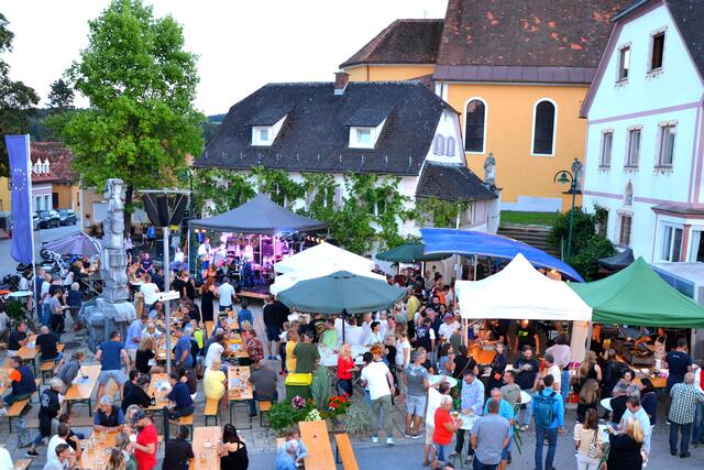 40 Jahre MRC Styria 81 und 30 Jahre „Cheese &amp; Crackers“ wurden auf dem Ligister Marktplatz gefeiert. Foto: Kremser