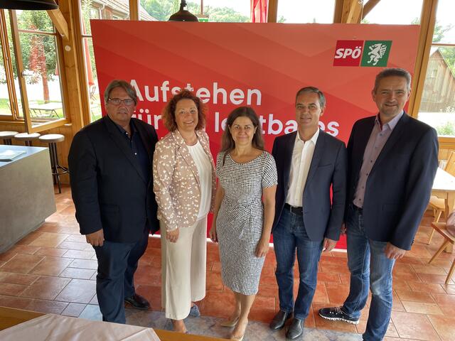 Josef Muchitsch, Cornelia Schweiner, Doris Kampus, Wolfgang Dolesch und Martin Weber (v.l.) fordern von der Bundesregierung Maßnahmen gegen die Teuerung.  | Foto: RegionalMedien