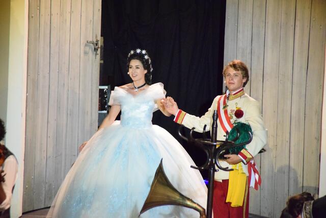Valerie Luksch war eine rührende Sissy, Philipp Laabmayr spielte und sang den Kaiser Franz. | Foto: Elisabeth Kloiber