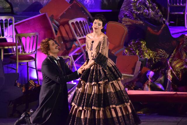 Ein Happy-End für Sissy's Schwester Helene (Nené) und ihren Angetrauten den Prinz von Thurn und Taxis: Loes Cools und Christoph Gerhardus.  | Foto: Elisabeth Kloiber