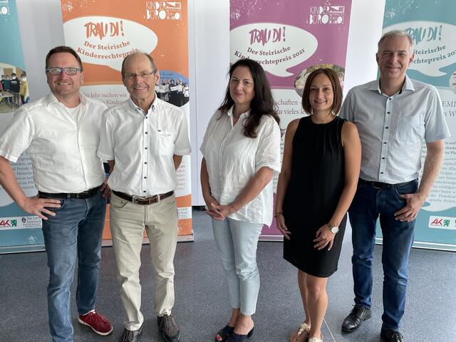 Thomas Plautz (GF Kinderbüro), Vizebgm. Oswin Donnerer, Gertrude Pellischek (Kinderbüro), Bettina Suppaner (Chance B) und Johann König (Kunsthaus Weiz) v.l.n.r.. bei der Eröffnung der Ausstellung in Weiz.  | Foto: RegionalMedien Steiermark/Hofmüller