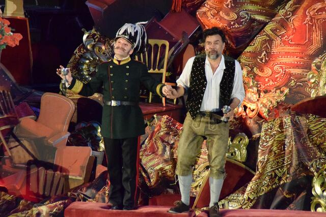 Peter Kratochvil und Oliver Huether brillieren mit viel Humor als Oberst von Kempen und  Sissys Vater Herzog Max von Bayern (von links).  | Foto: Elisabeth Kloiber