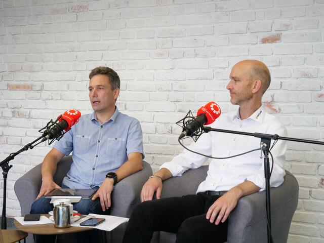 Martin Wallinger (Standortleiter von Watlow, v.l.) und Johann Lainer (Marketingleiter Europa) im Aufnahmestudio der RegionalMedien Salzburg | Foto: RegionalMedienSalzburg / Stefan Schubert