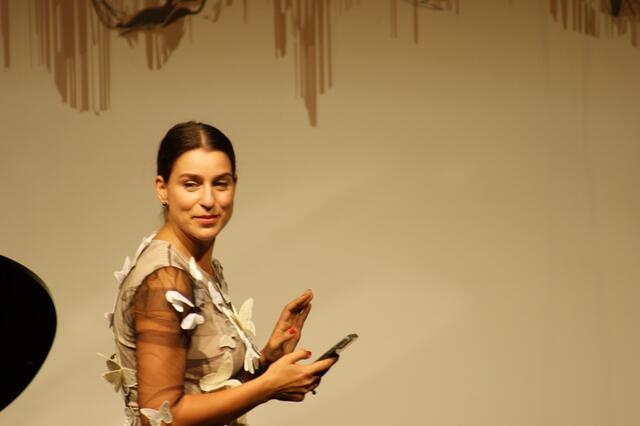 "... wie war gleich noch einmal der Text ?", humorvoll spielt die Sopranistin mit dem Publikum.  | Foto: Martin Schöndorfer, 2022