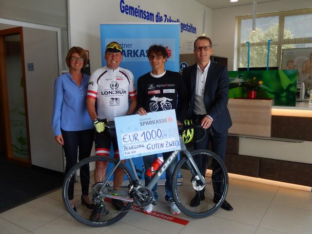 Die zwei Paralympioniken freuen sich über die großzügige Spende. | Foto: Radlwolf