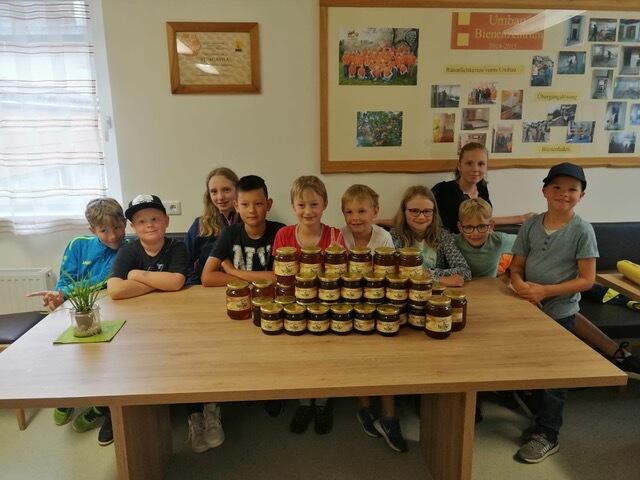 Die Imker der Zukunft werden beim Imkerverein St. Agatha ausgebildet. | Foto: Pamela Humer